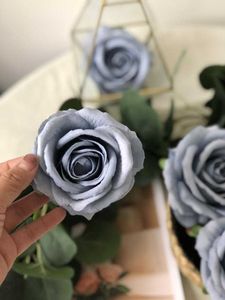 Decoratieve bloemenkransen stks Dusty Blue Groothandel Rose Hoofd Hoge Kwaliteit Zijde Nep voor Bruiloft Woondecoratie