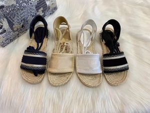 bayanlar kanvas sandal ayakkabısı toptan satış-Kadın Lüks Tasarımcı Sandalet Ayakkabı Espadrilles Yaz Tasarımcılar Bayanlar Düz Plaj Yarım Terlik Moda Kadın Loafer lar Balıkçı Kanvas Ayakkabı Boyutu35