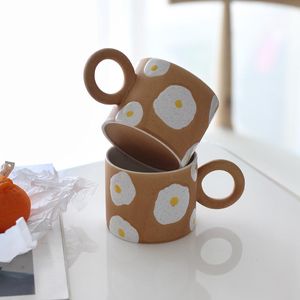 yumurta sürükleme bardakları toptan satış-Kupalar yaratıcı el boyalı haşlanmış yumurta kupa seramik kahvaltı kahve süt çay bardağı mutfak ofis drinkware mikrodalga bulaşık makinesi güvenli