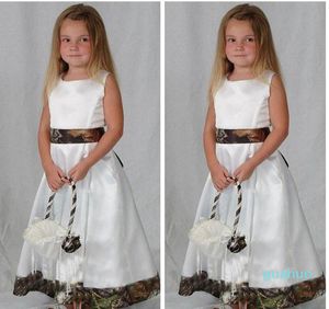 kleider camo mädchen großhandel-Mädchen Kleider weiße Blume Mädchen Kleid mit Camo Dekoration Eine Linie Bodenlänge Bogenknoten für Land Hochzeiten Kinder Kleinkinder Vestidos tragen