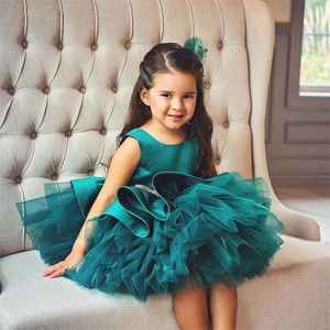 2021 Söt turkosjägare flickor pageant klänningar satin juvel nacke ärmlös kort cupcake tulle ruffles tiered bow blomma flicka klänning för bröllopsfödelsedagklänningar