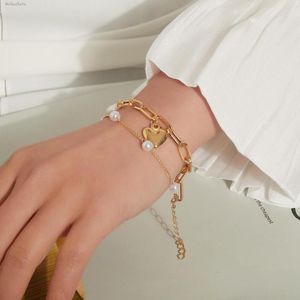 white gold heart shaped bracelets toptan satış-Charm Bilezikler Moda Beyaz İmitasyon İnci Bilezik Altın Punk Stil Kişilik Tasarım Kalp Şeklinde Kolye Metal Zincir Bayanlar Aksesuar