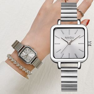 シンプルなシルバーの女性は絶妙な女性のブレスレットの腕時計を見ます