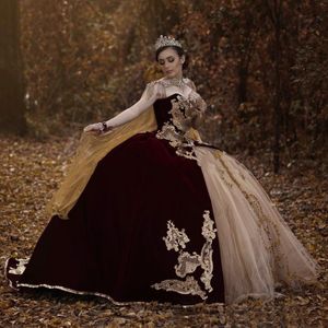 Mexikansk Burgundy Velvet Quinceanera Klänningar med Wrap Cape Appliqued Pärlor Applique Sweet Dress Vestidos de XV aasto