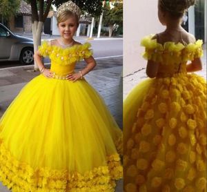 sevimli küçük kız sarı elbise toptan satış-2021 Sevimli Sarı Çiçek Kız Elbiseler Kapalı Omuz Illusion Boyun El Yapımı Çiçekler Kristal Boncuk Doğum Günü Küçük Kızlar Gelinlik Communion Pageant Abiye Tül