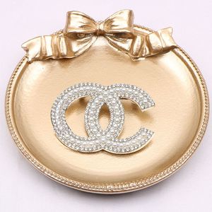 Klassisk märke designer bokstäver mönster kedja brosch kvinnor guld kristall rhinestone pearl broochs elegans temperament enkla damer fest smycken tillbehör