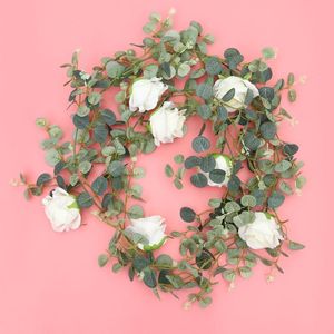 装飾的な花の花輪のシミュレーション藤の壁の装飾人工的なユーカリの葉と白いバラの装飾品ぶら下がっているぶった花輪 m