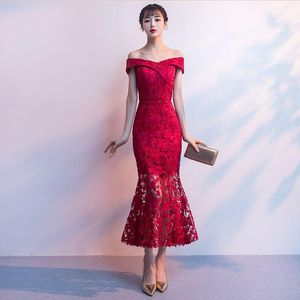 bayanlar çince elbise kırmızı toptan satış-Kırmızı Parti Akşam Uzun Cheongsam Dantel Seksi Ince Elbise Evlilik Kıyafeti Çin Tarzı Düğün Qipao Bahar Bayan Giysileri Vestido Günlük Elbiseler