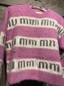 Miu familie vrouwen trui kleur matching gestreepte jas dames blouse winter nieuwe stijl roze vrouwelijke mohair crew hals trui brieven streep