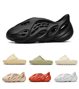 kara tıkanıklıklar toptan satış-450 Köpük Koşucu Kanye RBWWe Clog Sandal Üçlü Siyah Slayt Moda Terlik Kadın Erkek Tainers Plaj Sandalet Slip On Shoes
