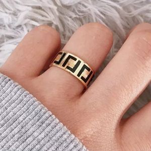 erkekler için altın nişan yüzük parmağı toptan satış-Bayan Lüks Tasarımcılar Yüzük Takı Tasarımcısı Erkek Yüzükler Kadınlar Için Alacaklar Aşk Halka Mektubu F Marka Altın Parmak Circlet Hoop Kolyeler xs