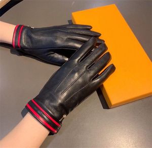 womens leather gloves großhandel-Freizeit Schaffell Lederhandschuhe Frauen Warme Handschuhe Plus Samt Designer Metall Brief Mit Geschenkbox