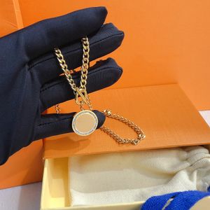 Kärlek Halsband Designer Kvinnor Hängsmycken Retro Utsmyckning Brons Charm Kedja Hängsmycke Halsband Fashion Brass Smycken