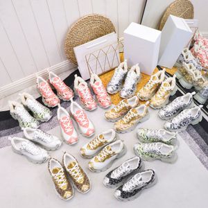 bayanlar gümüş ayakkabı toptan satış-2022 B31 Kadınlar Altın Gümüş Deri Rahat Ayakkabılar Moda Beyaz Örgü Kumaş Vibe Sneakers Üst Tasarımcı Bayan Koşucular Trainers Ayakkabı Kutusu Boyutu