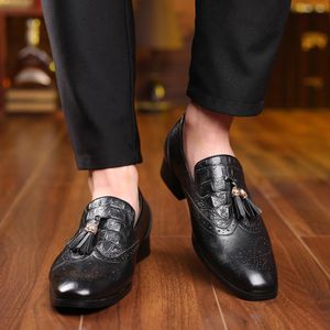 spor ayakkabıları ile resmi elbise toptan satış-Elbise Ayakkabı Sonbahar Çılgınca Siyah Boyutu Örgün Moccasins Büyük Spor Erkek Klasik Nefes Masculino Moda Loafer lar için Yaz