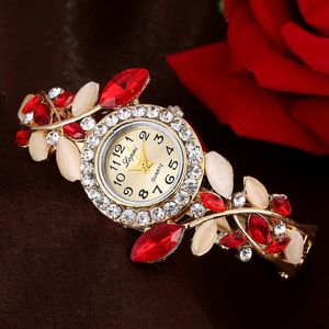 relógio de pétala venda por atacado-Fashion Women s Watches Na moda Diamante Sete Color Cristal Pulseira Assista Flor Pétalas Requintadas Retrô Retrô Relógios de Pulso de Quartzo