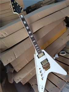 Op voorraad linkshandig wit lichaam V vorm elektrische gitaar met Floyd Rose gouden hardware kan worden aangepast