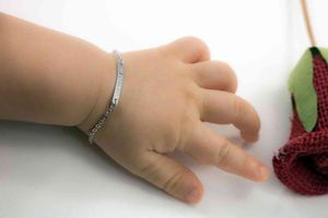 Baby Name Bar ID Armband K Guldpläterad Dainty Hand Stämpel Personifierad Anpassad Bangle Barn Första Birthday Great Gift