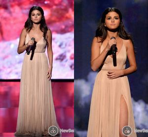 Hot Champagne Prom Aftonklänning med Backless A Line V Neck High Split Formal Celebrity Dress for Selena Gomez American Music Awards