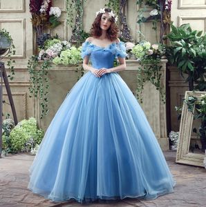 Perfekt Cinderella quinceanera klänningar blå av axel Organza debutante söta tjejer Masquerade bollklänningar för tonåringar med fjäril