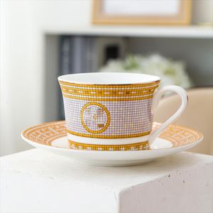 çay fincan tabağı hediye seti toptan satış-Klasik Avrupa Kemik Çini Kahve Fincanları ve Dailer Sofra Plakaları Yemekler Öğleden Sonra Çay Seti Ev Mutfak Hediye Kutusu