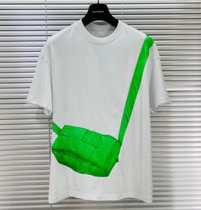 tees de metal venda por atacado-2022 Primavera Verão Europa Itália Straddle Bag Imprimir Tee Metal Couro Triângulo Camiseta Homens Mulheres Alta Qualidade Moda Algodão Tshir