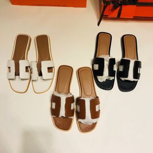 2021 Senaste klassiska damer sandaler sommar luxuux casual tofflor flip flops platt strand skor storlek