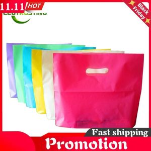 50 sztuk Hurtownie Kolor Piękno Plastikowe torby na zakupy z uchwytem Osobiste General Boutique Buty Ubrania Prezent Opakowanie Wouch Wrap