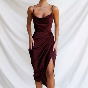 Female dress temperament commutes to the halter type long skirt casual wine colored