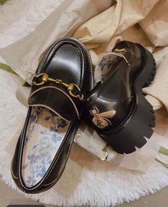 Italien Varumärken Lug Sole Horsebit Loafer Skor Vit Svart Kalvskinn Läder Moccasins Broderi Bee Oxford Walking Dress Wedding Party med Box eu35