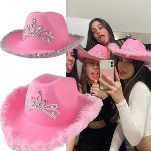перья ковбойской шляпы
 оптовых-Широкие шляпы Breim Pink Pink Tiara Western Style Cowgirl для женщин девочки Rolled Fedora Caps Caps Edge Beach Cowboy Hat Sequin Caper