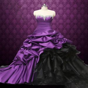 Vintage lila och svart brudklänning Ruched Tiered kjol Long Sweetheart Organza Brudklänningar Pleats Back Lace up Plus Size Gothic Bride Dresses