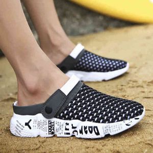 ingrosso scarpe da acqua crocs.-2019 nuovi uomini scarpe estive slip on crocs cloc sandali acqua traspirante luce jogging sneakers casual spiaggia pantofole T200420_bar