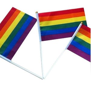 ondeando banderas al por mayor-Bandera de palo de orgullo gay del arco iris con bandera de la bandera de la bandera de la bandera de la bandera de x8 pulgadas que ondeando la bandera de la bandera con el oro superior del arco iris gay bandera de orgullo v2
