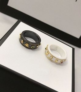 nişan yüzüğü malzemesi toptan satış-Kadın Lüks Tasarımcı Mektup Yüzük Yüksek Kaliteli Seramik Malzeme Charm Yüzükler Moda Nişan Düğün Takı Kaynağı