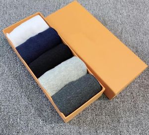 tube socks sports for men achat en gros de Chaussettes de sport pour hommes coton en gros couple couleurs chaussette longue et en forme de tube avec boîte jaune