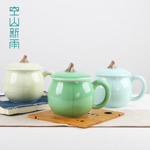 holiday mug set toptan satış-Kupalar Celadon Çay Bardağı Yaratıcı Çin Suyu Kapaklı Seramik Tatil Hediye Kahve Sevimli Set Kupa