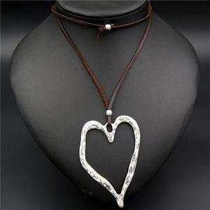 1pc Zinc Alloy Hollow Heart Shape Leaf Charms Halsband Snidad Hängsmycke Suede Läder DIY Smycken Alla hjärtans daggåva