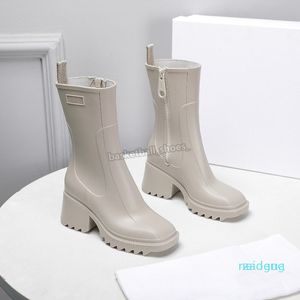 2021 Kvinnor Designer Betty Rubber Rain Boots Block Heel Sleek Square Toe PVC Läder Boot Style Kvinna Skor Storlek