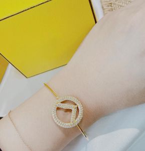Design kvinna armband guld pläterad med diamant liten handled bangle f brev smycken
