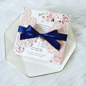 Blush roze kant bloem print bruiloft uitnodiging met lint en parel strass DIY holle wenskaarten voor quinceanera jubileum feestartikelen