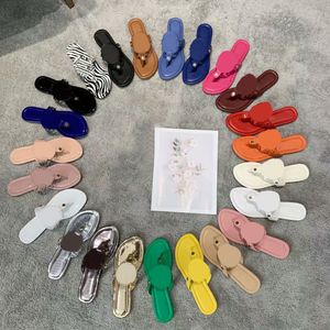 kadınlar için yassı sandaletler toptan satış-2021 Kadın Sandalet Logo Düz Terlik Oymak Sandal Çivili Kız Ayakkabı Arrivel Jöle Platformu Slaytlar Lady Casual Çevirme Kutusu ile