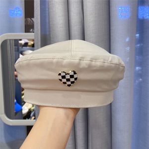 berets hats toptan satış-Bayan Tasarımcılar Bere Kadın Çapraz Askı Sonbahar Kış Takımı Şapka Siyah Beyaz Ekose Kalp Bere Lady Açık Moda Bonnet Kap