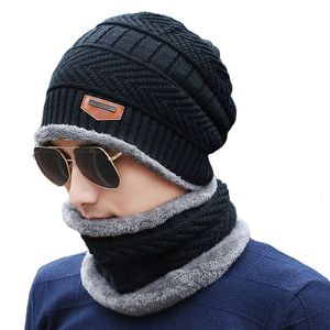 冬の男性の襟のスーツのファッションデザイナー豪華さと厚い暖かいニット帽子の2つの部分セットと屋外のカバー