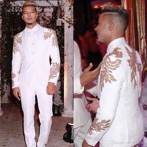 ホワイトパターンの結婚式のプロムパーティーを着て男性スーツのコスチュームホムテルノマスカリノスリムフィットグルービャー2個のPCSジャケット パンツメンズブレザー
