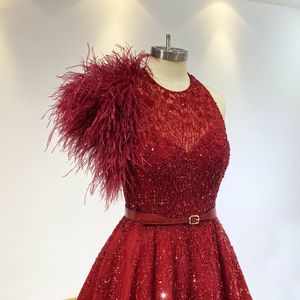 china new prom dresses al por mayor-Año Nuevo China Color rojo con plumas Backless Sexy Beading Luxury A Line Vestidos de noche Cintura de cuero Cinturón Bella