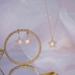 14K本物のゴールドの高級繊細な繊細な完全なダイヤモンドの花の女性のネックレスの気質シンプルなマイクロinlaidジルコーコンチョーカーの結婚式colar