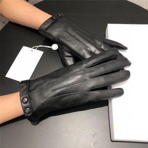 gefütterte mitte großhandel-Trendy Frauen Lederhandschuhe Metall Brief Schaffell Handschuhe Halten Sie den warmen Plüschhandschuh im Freien dickes Futter mit Geschenkbox