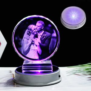 oyma cam rengi toptan satış-Özelleştirilmiş Kristal Po Çerçeve Renkli LED Baz Lazer Kazınmış Resim Hediyelik Eşya Hediye Kişiselleştirilmiş Cam Düğün PO Çerçeve
