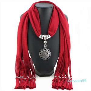 Designen Voile Material Scarf För Kvinnor Mode Hängande Amuletter Halsband Hängsmycke Kedja Alloy Smycken Scarves